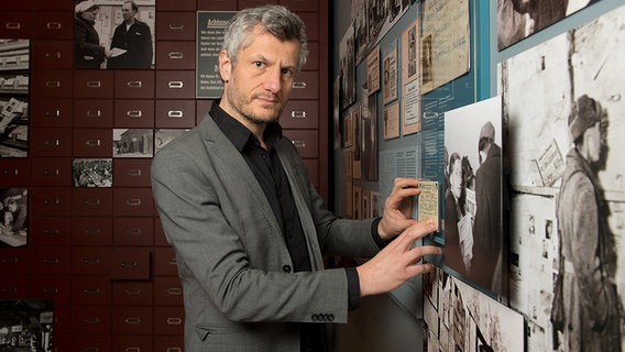 Joachim Baur, wissenschaftlicher Leiter des Museums Friedland, vor ein paar Bildern im Museum. © dpa - Bildfunk Foto: Swen Pförtner