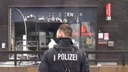 Ein Polizeibeamter steht am Tatort einer Geldautomatensprengung in Torfhaus. © TeleNewsNetwork 