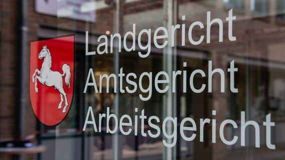 Der Schriftzug «Landgericht, Amtsgericht, Arbeitsgericht» ist am Haupteingang im Landgericht in Göttingen (Niedersachsen) zu sehen. © picture alliance /dpa Foto: Swen Pförtner