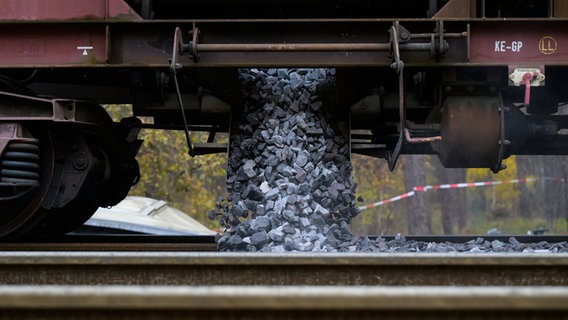 Schotter wird in das neue Gleisbett an der Unfallstelle geschüttet. © dpa-Bildfunk Foto: Philipp Schulze/dpa