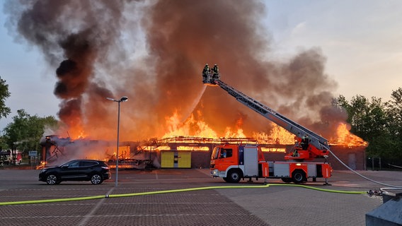 Die Feuerwehr löscht einen brennenden Supermarkt in Gifhorn. © Tobias Nadjib, Pressestelle Kreisfeuerwehr GIfhorn Foto: Tobias Nadjib