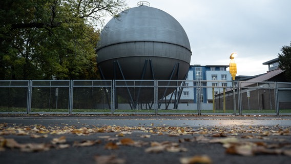 Blick auf einen Gasbehälter hinter Laubblättern der Stadtwerke Göttingen. © picture alliance/dpa | Swen Pförtner Foto: Swen Pförtner