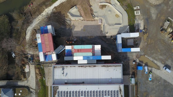 Luftaufnahme: In Göttingen-Weststadt wurde ein Schutzdamm aus Containern errichtet. Hintergrund ist eine mögliche Bomben-Sprengung an den Verdachtspunkten nahe der S-Arena. © Polizei Göttingen 