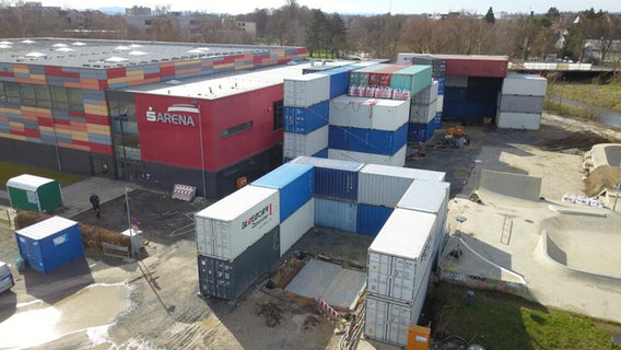 Luftaufnahme: In Göttingen-Weststadt wurde ein Schutzdamm aus Containern errichtet. Hintergrund ist eine mögliche Bomben-Sprengung an den Verdachtspunkten nahe der S-Arena. © Polizei Göttingen 