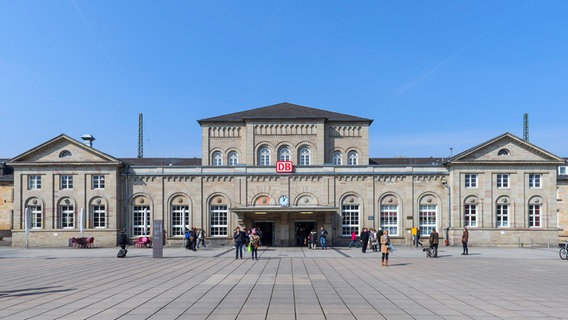 Hauptbahnhof-Gebäude in Göttingen vor blauem Himmel. © picture alliance / imageBROKER | Helmut Meyer zur Capellen Foto: Helmut Meyer zur Capellen