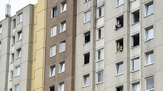 Außenansicht von einem unter Quarantäne gestellten Wohnhaus. Die Stadtverwaltung hatte im Sommer 2020 einen ganzen Wohnkomplex zur Eindämmung des Coronavirus an der Groner Landstraße in Quarantäne gestellt. © picture alliance/dpa Foto: Swen Pförtner