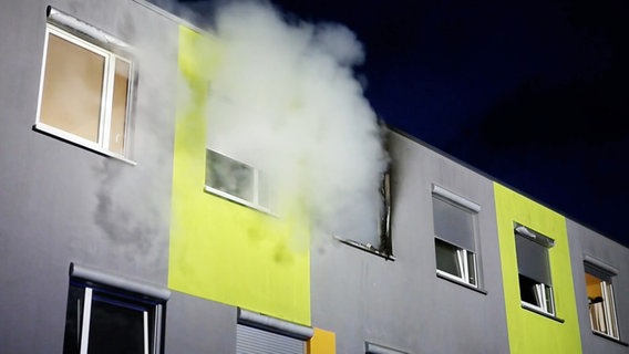 Rauch dringt aus einem Fenster in einer Flüchtlingsunterkunft in Göttingen. © TeleNewsNetwork 