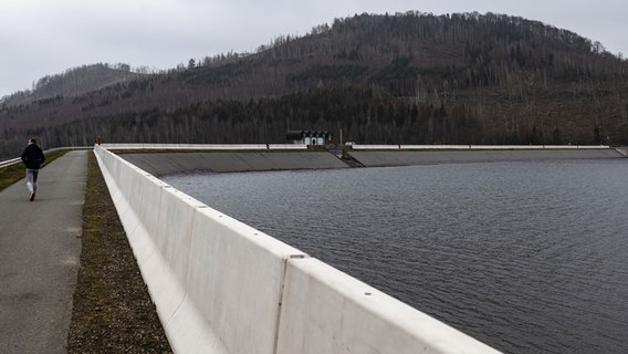 Blick auf die Staumauer der Granetalsperre. © picture alliance/dpa Foto: Swen Pförtner