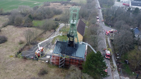 Einsatzkräfte der Feuerwehr löschen den Brand in einem Salzbergwerk im Landkreis Helmstedt. © Matthias Strauss/Strauss-News/dpa 