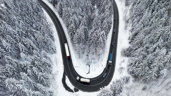 Bad Grund: Autos fahren im winterlichen Harz durch eine Kurve. © dpa-Bildfunk Foto: Frank Neuendorf