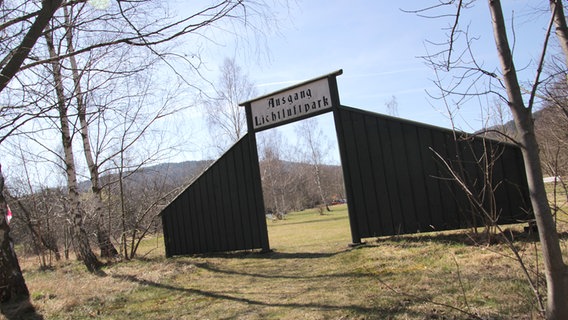 Hölzernes Portal mit der Aufschrift "Ausgang Lichtluftpark" auf dem ehemaligen Jungborn-Gelände. © NDR Foto: Tino Nowitzki