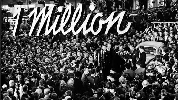 "Eine Million" steht auf einem Bild, auf dem ein VW Käfer in einer großen Menschenmenge steht. © Volkswagen AG 