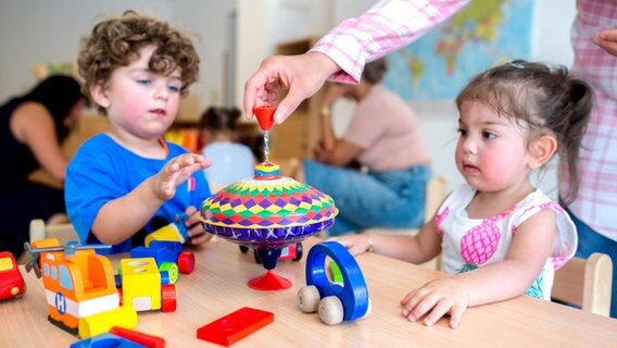 Niedersachsen, Gifhorn: Baran (l.) und Hira spielen während der Eröffnung des christlich-muslimischen Kindergartens "Abrahams Kinder" an einem Tisch. © dpa-Bildfunk Foto: Hauke-Christian Dittrich