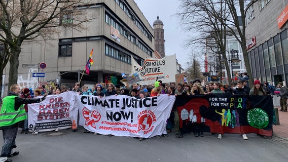 Teilnehmer einer Klimastreik Demonstration in Göttingen tragen Transparente der Initiative "Fridays for Future". © NDR Foto: Katharina Bews