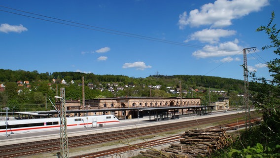 Eine seitliche Ansicht des Bahnhof Kreiensen. © NDR Foto: Eva Werler