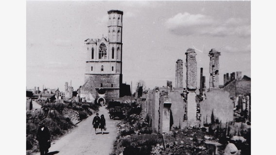 Auf einer Schwarz-Weiß-Fotografie ist das zerbombte Braunschweig nach Kriegsende zu sehen. © Eckhard Schimpf 
