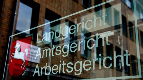 Auf einem Glasfenster in Göttingen steht die Aufschrift Landgericht, Amtsgericht, Arbeitsgericht. © picture alliance / dpa Foto: picture alliance / dpa | Swen Pförtner