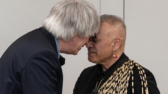 Te Herekiekie Herewini, Chef des Rückführungsprogramms von Neuseeland (r), und Metin Tolan, Präsident der Universität Göttingen, gratulieren sich nach der Vertragsunterzeichnung bei der Übergabe der Gebeine aus den Sammlungen der Universität Göttingen an Aotearoa (Neuseeland). Te Herekiekie Herewini, Chef des Rückführungsprogramms von Neuseeland (r), und Metin Tolan, Präsident der Universität Göttingen, gratulieren sich nach der Vertragsunterzeichnung bei der Übergabe der Gebeine aus den Sammlungen der Universität Göttingen an Aotearoa (Neuseeland). © dpa-Bildfunk Foto: Swen Pförtner/dpa