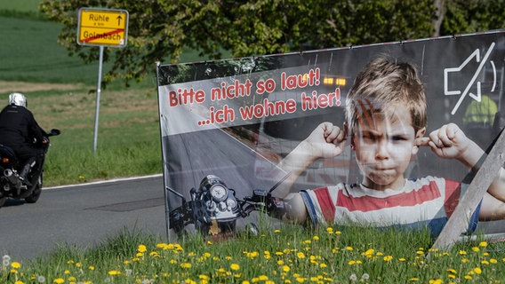 Ein Plakat bittet Motorradfahrer um Rücksicht. © picture alliance/dpa Foto: Swen Pförtner