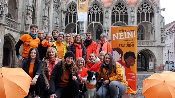 Der Arbeitskreis gegen Gewalt an Frauen gemeinsam mit den Soroptimistinnen und dem Zonta Club Braunschweig bei einer Aktion zum "Orange Day" © Stadt Braunschweig Foto: Franziska Rutz