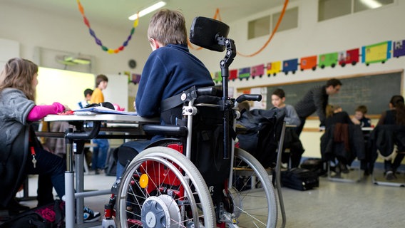 Ein Junge in einem Rollstuhl nimmt an Unterricht teil. © dpa-Bildfunk Foto: Uwe Ansprach