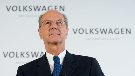Hans Dieter Pötsch, neuer Aufsichtsratsvorsitzender der Volkswagen AG, spricht während einer Pressekonferenz im Volkswagen-Werk in Wolfsburg. © dpa-Bildfunk Foto: Julian Stratenschulte