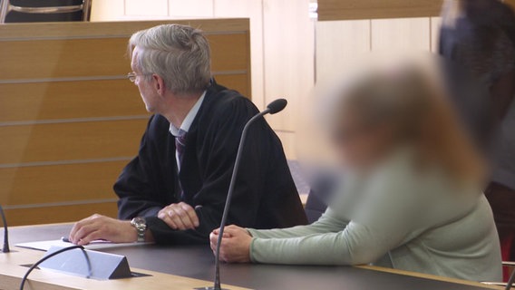 Die Angeklagte mit ihrem Anwalt im Gerichtssaal in Braunschweig © NDR 