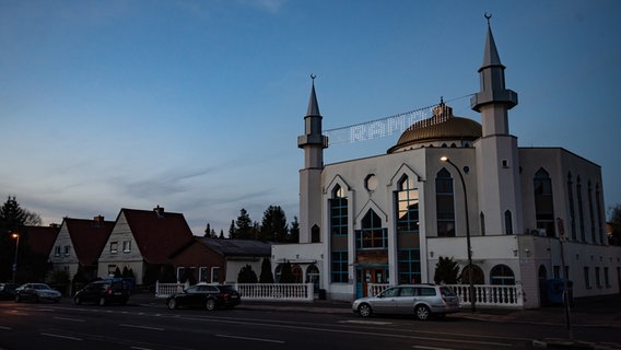 In der Dämmerung ist die Ditib-Moschee in Göttingen zu sehen. © dpa - Bildfunk Foto: Swen Pförtner