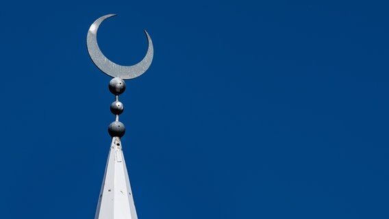 In der Dämmerung ist der Halbmond auf der Spitze eines Minaretts der Ditib-Moschee in Göttingen zu sehen. © dpa - Bildfunk Foto: Swen Pförtner