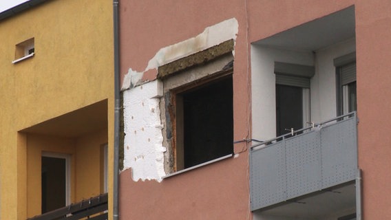 Eine Hausfassade nach einer Explosion, eine Fensterscheibe und der Rahmen fehlen. © dpa - Bildfunk Foto: Rudolf Karliczek