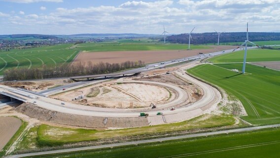 Eine Luftaufnahme zeigt die Bauarbeiten am Autobahndreieck Salzgitter, an dem sich A7 und A39 treffen. © dpa - Bildfunk Foto: Julian Stratenschulte