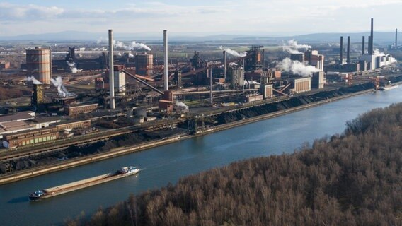 Rauchsäulen stehen über dem Stahlwerk der Salzgitter AG in Salzgitter. © dpa Foto: Christophe Gateau