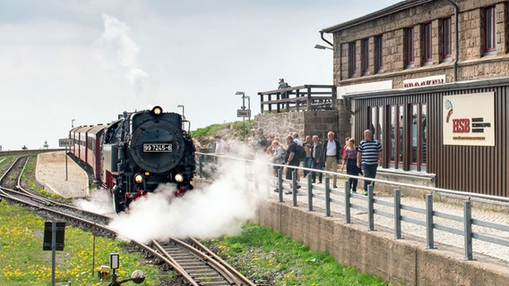 Die Harzer Schmalspurbahn fährt am Brocken Bahnhof ein. © HSB Foto: Heide Baumgärtner
