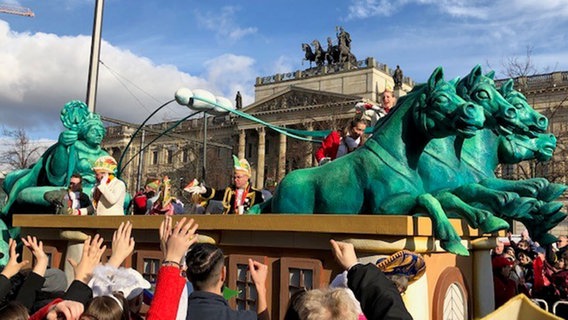 Ein Karnevalswagen mit der Braunschweiger Quadriga fährt vor der "echten" Braunschweiger Quadriga (Hintergrund). © NDR Foto: Ute Andres