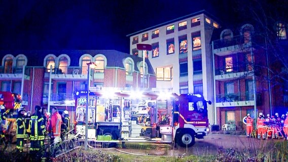 Ein Feuerwehrfahrzeug vor einem Pflegeheim. © Hannover Reporter Foto: Hannover Reporter