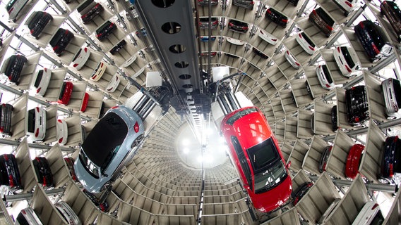 Der Auslieferungsturm des Volkswagenwerks in Wolfsburg. © dpa-Bildfunk 