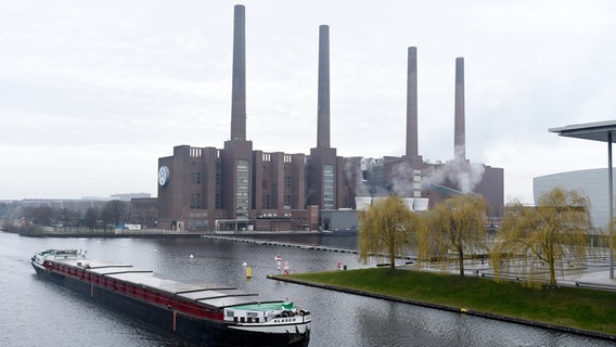 Ein Schiff fährt über den Mittellandkanal in der Nähe des VW Kraftwerks in Wolfsburg vorbei. © dpa-Bildfunk Foto: Rainer Jensen
