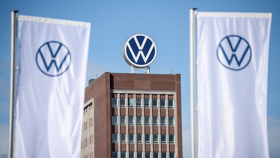 Blick auf das VW-Verwaltungsgebäude in Wolfsburg. © picture alliance Foto: Sina Schuldt