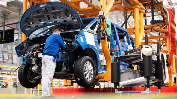 Ein VW Transporter T7 durchläuft die Montage im Werk von Volkswagen Nutzfahrzeuge. © picture alliance/dpa | Julian Stratenschulte Foto: Julian Stratenschulte