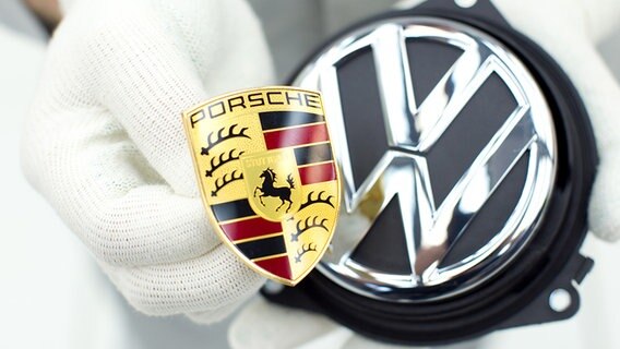Die Logos von Porsche und VW. © dpa-Bildfunk Foto: Friso Gentsch