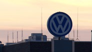 Ein VW-Logo an einem Werk. © NDR Foto: Jörg Ihßen