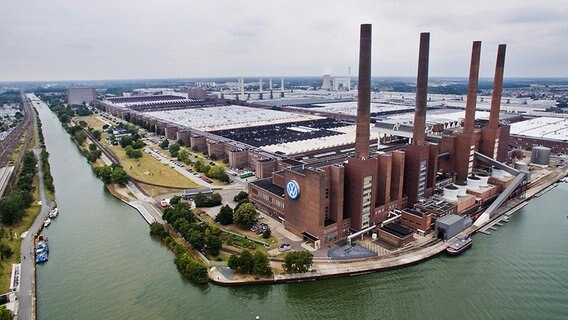 Die Luftaufnahme zeigt das Heizkraftwerk von VW in Wolfsburg. © dpa-Bildfunk Foto: Julian Stratenschulte