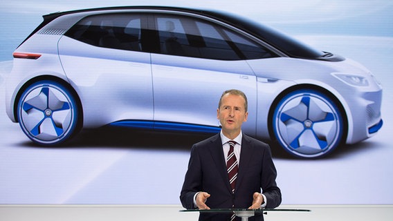 Der VW-Markenchef Herbert Diess spricht während einer Pressekonferenz in Wolfsburg. © dpa Foto: Philipp von Ditfurth
