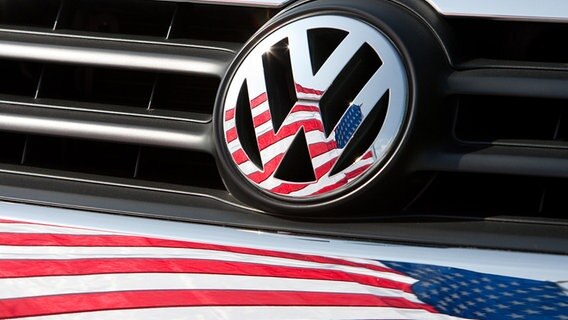 Im Logo von VW spiegelt sich die Flagge der USA. © dpa Bildfunk Foto: Friso Gentsch
