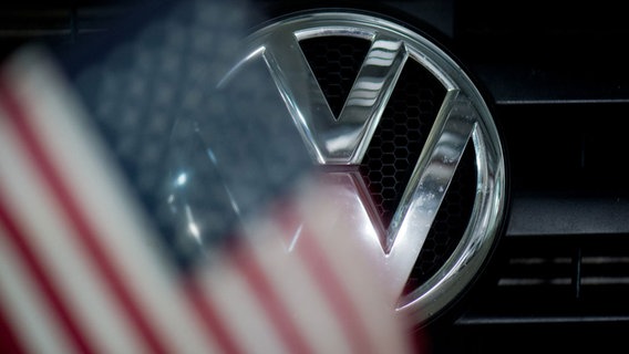 US-amerikanische Flagge vor VW-Logo © dpa Bildfunk Foto: Arno Burgi