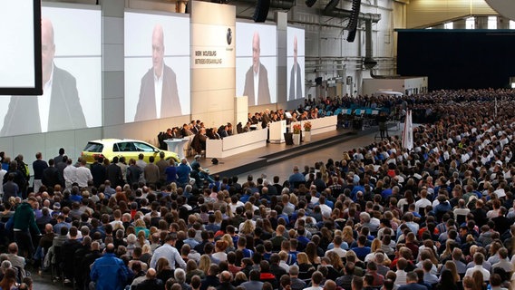 Bei der Volkswagen AG findet eine Betriebsversammlung statt. © dpa Foto: Roland Niepaul