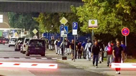 Mitarbeiter von VW betreten das Werk in Wolfsburg. © NEWS5 