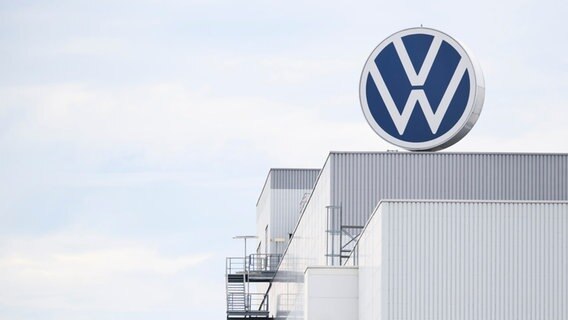 Ein Volkswagen Logo dreht sich auf dem Dach vom Werk von Volkswagen Nutzfahrzeuge. © dpa - picture alliance Foto: Julian Stratenschulte