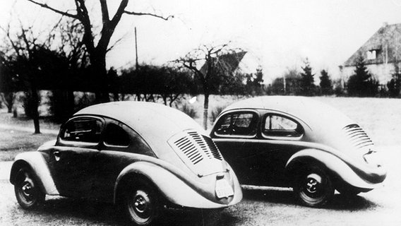 Blick auf die Prototypen des VW-Käfer aus den Jahren 1936 und 1937. © picture alliance 
