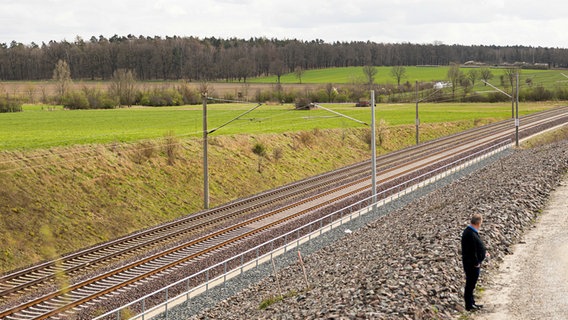 Ein Mann steht einsam an einem zweigleisigen Abschnitt der Bahnstrecke "Weddeler Schleife". © dpa-Bildfunk Foto: Michael Matthey